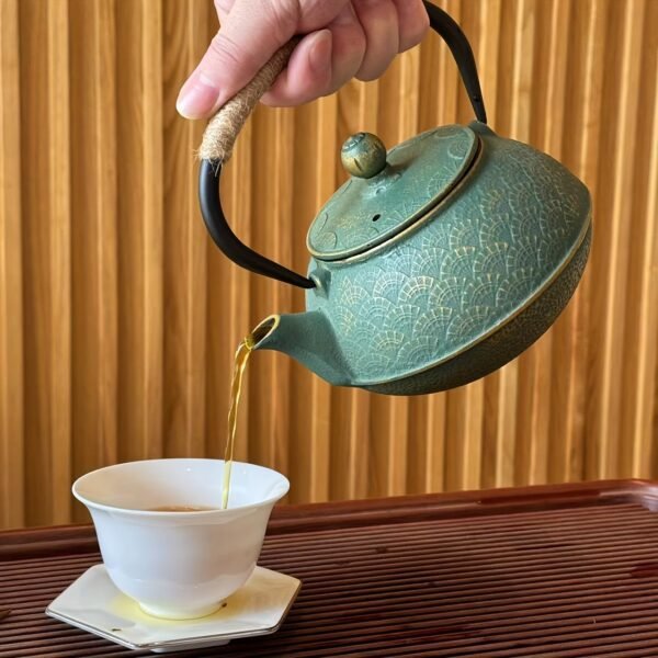 4b5f8da5-b997-4111-a641-30f3fbaa0e44.jpg 900ml Green Golden Fan-Shaped Glossy Cast Iron Enamel Teapot, Enamel Teapot, Tea Brewing, with Stainless Steel Strainer, Removable Filter